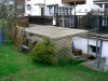 Vorher- Nacher-Umgestalltung einer Terrassenanlage inkl. integr. Sitzflächen und Lichtschachtabdeckung aus Holz